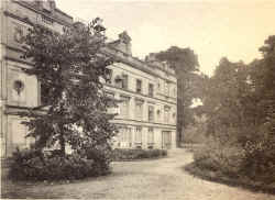 het kasteel langs de straatzijde, rond 1900