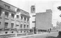 kliniek en School omstreeks 1940