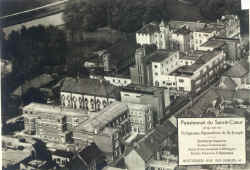 luchtfoto - bemerk ook op de voorgrond de kliniek, gebouwd 1930